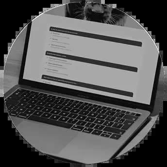 Laptop met finale checklist op het scherm om de laatste voorbereidingen voor de start van de juridische afspraak te controleren