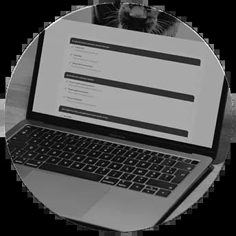 Laptop met checklist op het scherm voor voorbereiding op een juridisch gesprek bij The Law Firm.