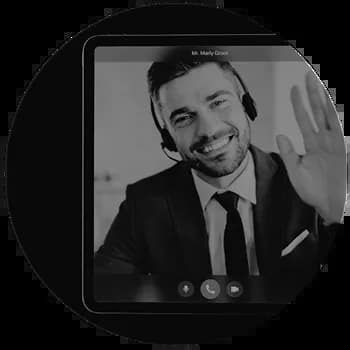 Beeldscherm met advocaat of jurist die videobelt en zich voorstelt, de juridische afspraak is gestart