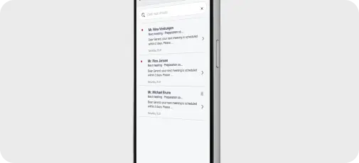 Mobiel scherm met beveiligde mailbox in The Law Firm app met e-mails van advocaten Nina Verdungen, Rico Jansen en Michael Bruno.